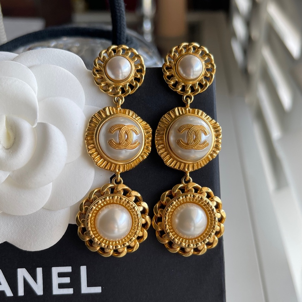 CHANEL GOLD PEARLS EARRINGS